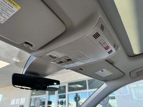 Certified 2023 Volkswagen Tiguan SE w/ Panoramic Sunroof Package FWD image 30