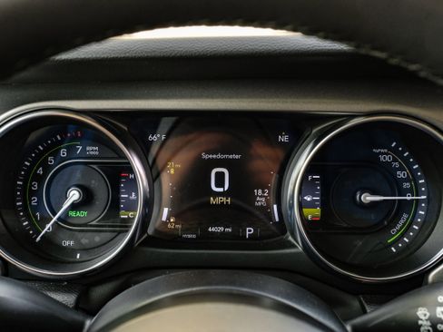 Used 2023 Jeep Wrangler Unlimited image 19