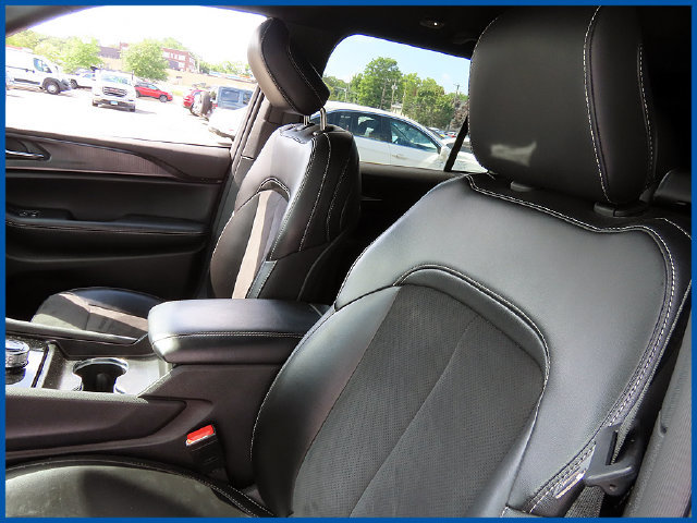Used 2024 Jeep Grand Cherokee Altitude AWD/4WD image 14