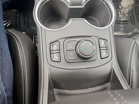 Used 2024 GMC Terrain SLT image 25