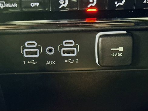 Used 2023 Jeep Grand Cherokee Limited AWD/4WD image 33