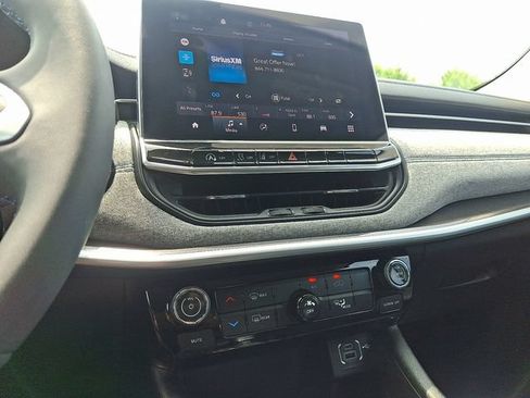 Used 2022 Jeep Compass Latitude FWD image 15