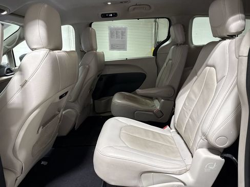Used 2021 Chrysler Pacifica Touring-L FWD image 22