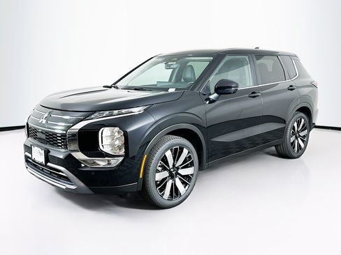 Used 2025 Mitsubishi Outlander SE FWD image 3