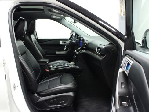 Used 2022 Ford Explorer Limited w/ Equipment Group 301A AWD/4WD image 17