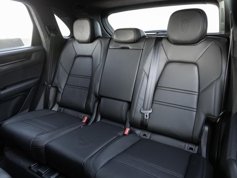 New 2026 Porsche Cayenne GTS image 27