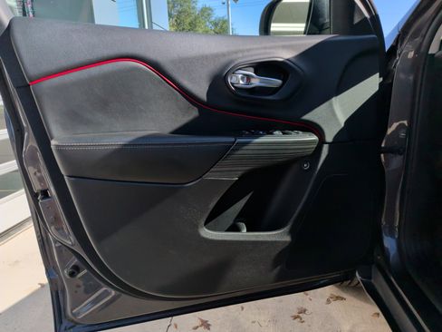 Used 2015 Jeep Cherokee Limited image 14