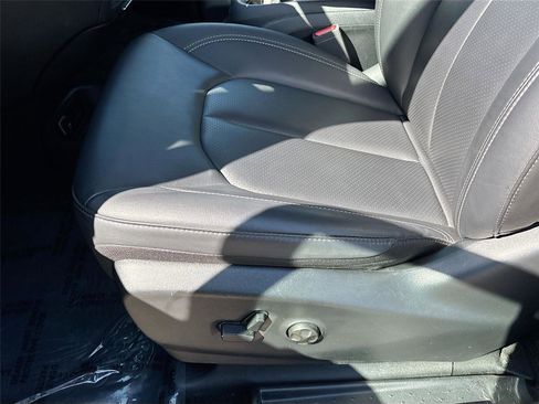 Used 2025 Chrysler Pacifica Select image 18