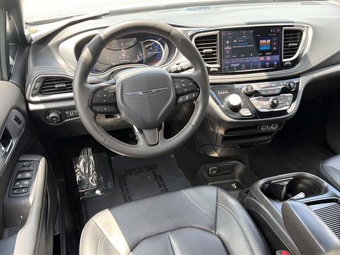 Used 2024 Chrysler Pacifica Limited FWD image 16