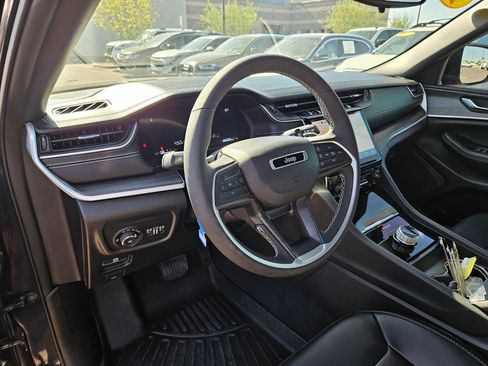 Used 2024 Jeep Grand Cherokee Limited RWD image 15