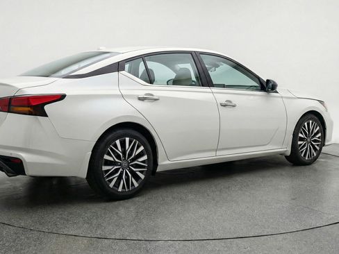 Used 2025 Nissan Altima 2.5 SV image 9