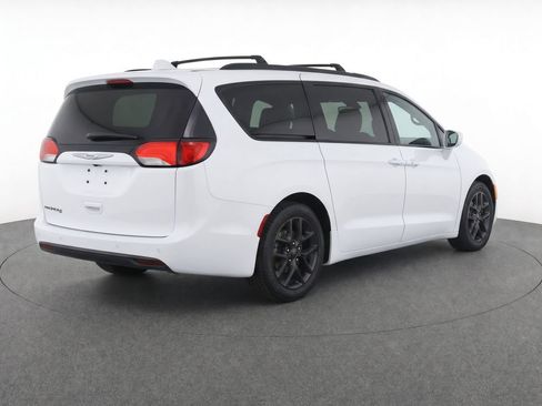 Used 2018 Chrysler Pacifica Touring-L Plus w/ S Appearance Package FWD image 9