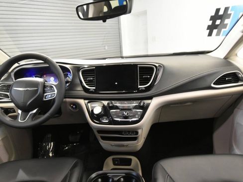 Used 2024 Chrysler Pacifica Limited FWD image 24