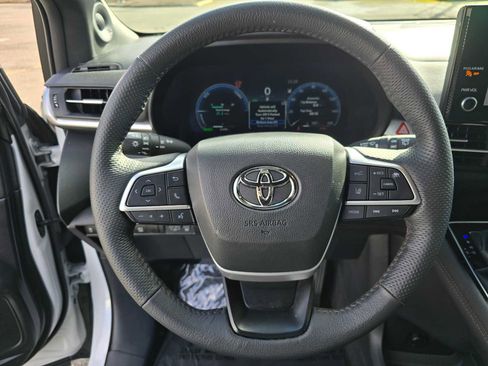 Used 2025 Toyota Sienna Platinum image 25
