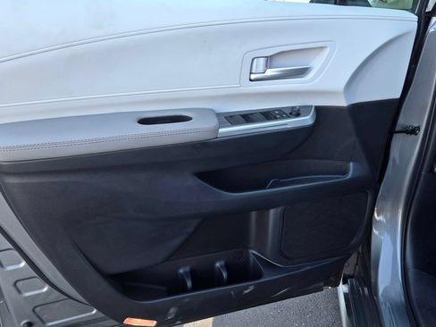 Certified 2026 Toyota Sienna XLE FWD image 9