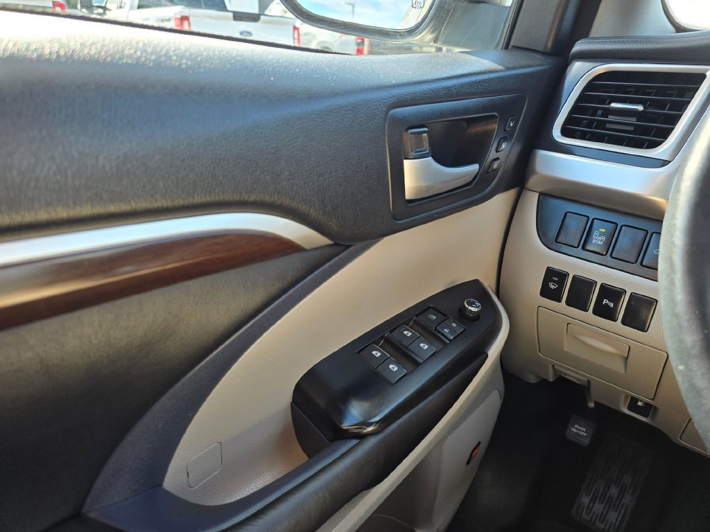 Used 2016 Toyota Highlander Limited AWD/4WD image 29