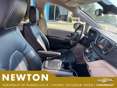 Used 2023 Chrysler Pacifica Touring-L FWD image 8