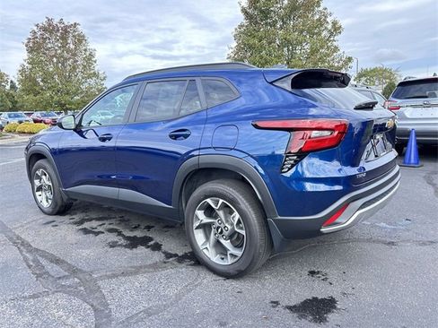 Used 2024 Chevrolet Trax LT w/ Driver Confidence Package image 8