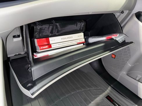 Used 2019 Toyota Highlander Limited FWD image 32