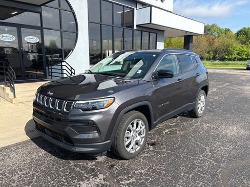 Used 2022 Jeep Compass Latitude w/ Sun and Sound Group AWD/4WD image 2
