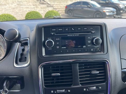 Used 2017 Dodge Grand Caravan SE image 4