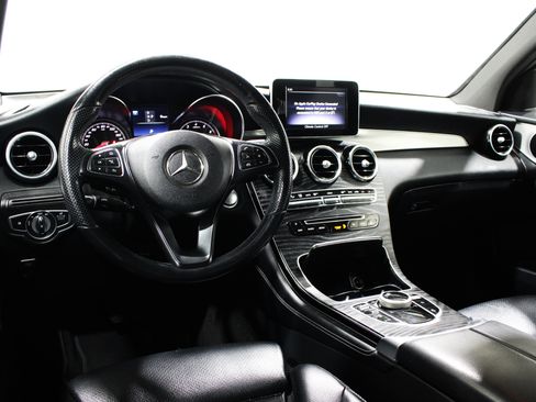 Used 2019 Mercedes-Benz GLC 300 4MATIC image 2