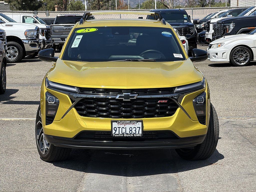 Used 2025 Chevrolet Trax RS w/ Driver Confidence Package FWD image 2