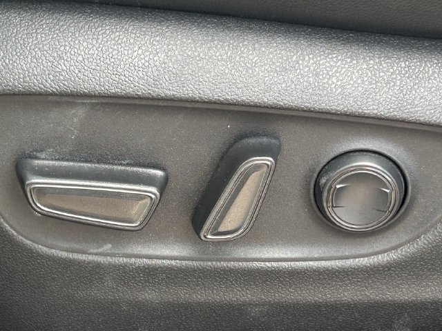 Used 2024 Toyota Highlander XLE FWD image 28