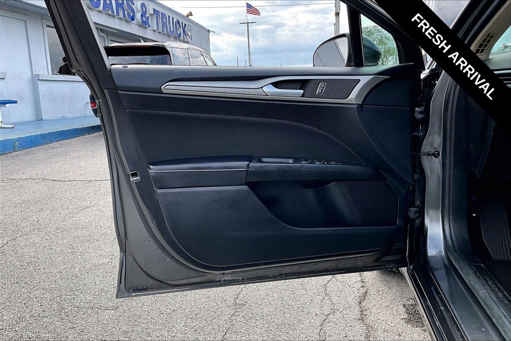 Used 2020 Ford Fusion SE FWD image 21