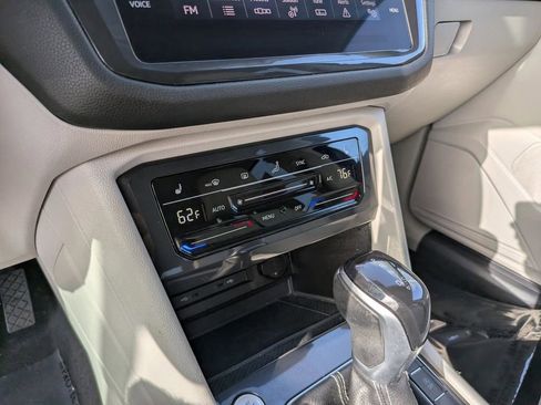 Used 2023 Volkswagen Tiguan SE w/ Panoramic Sunroof Package FWD image 21