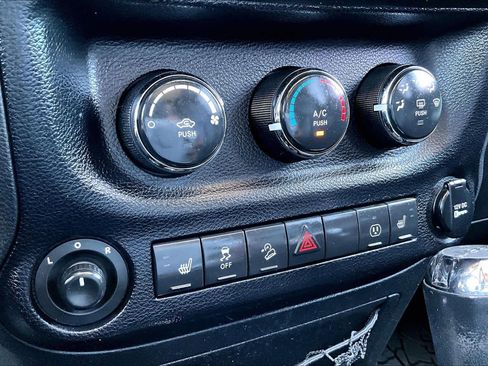 Used 2014 Jeep Wrangler Unlimited Rubicon w/ Connectivity Group AWD/4WD image 30