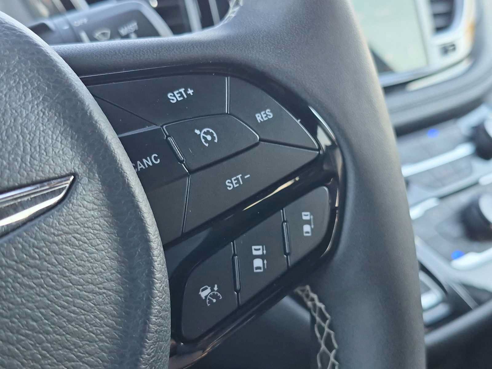 Used 2025 Chrysler Pacifica Limited FWD image 26
