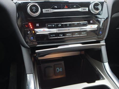 Certified 2021 Ford Explorer Limited w/ Hybrid Equipment Group 310A image 25