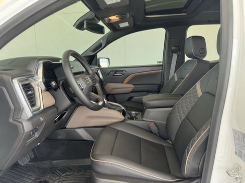 Used 2025 GMC Canyon Denali image 11