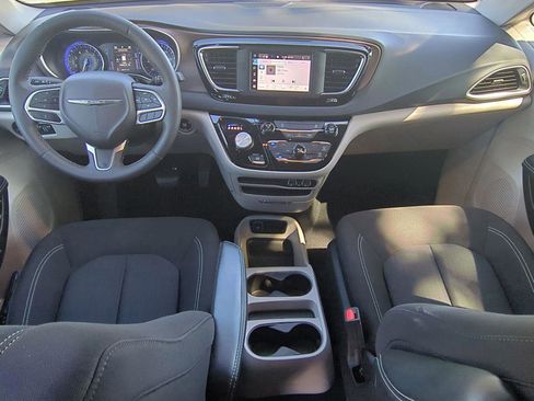 Used 2023 Chrysler Voyager LX image 15