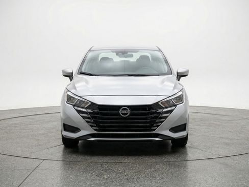 Used 2025 Nissan Versa SV image 2