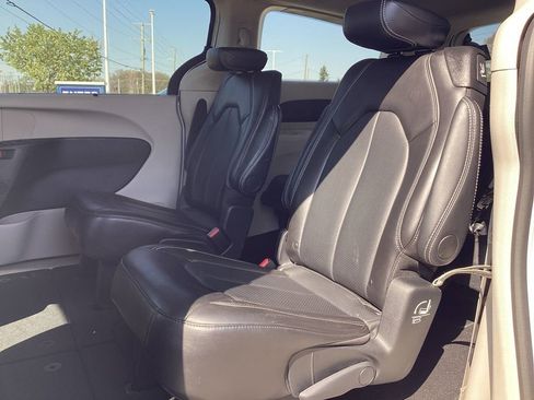 Used 2024 Chrysler Pacifica Touring-L FWD image 19