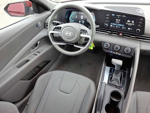 Used 2024 Hyundai Elantra SE image 10
