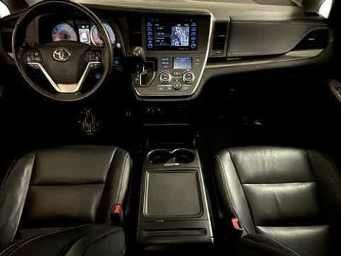 Used 2018 Toyota Sienna SE Premium FWD image 4