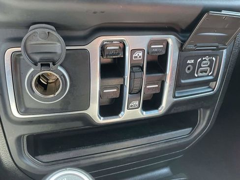 Used 2018 Jeep Wrangler Unlimited Sahara AWD/4WD image 18