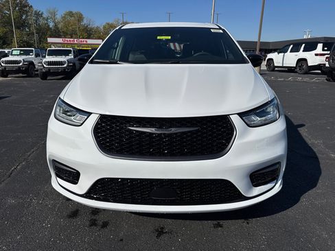 New 2026 Chrysler Pacifica Select image 2