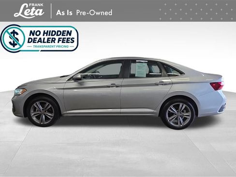 Used 2023 Volkswagen Jetta SE FWD image 3