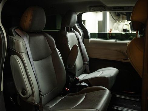 Used 2023 Toyota Sienna XLE FWD image 13