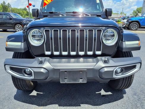 Used 2018 Jeep Wrangler Unlimited Sahara AWD/4WD image 9