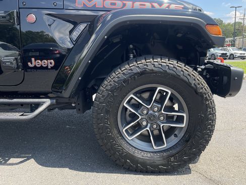 Used 2024 Jeep Gladiator Mojave AWD/4WD image 10