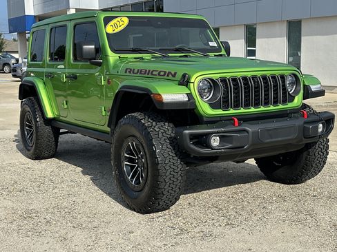 Used 2025 Jeep Wrangler Unlimited Rubicon AWD/4WD image 3