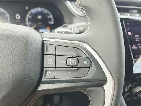 Used 2025 Jeep Grand Cherokee Laredo X RWD image 23