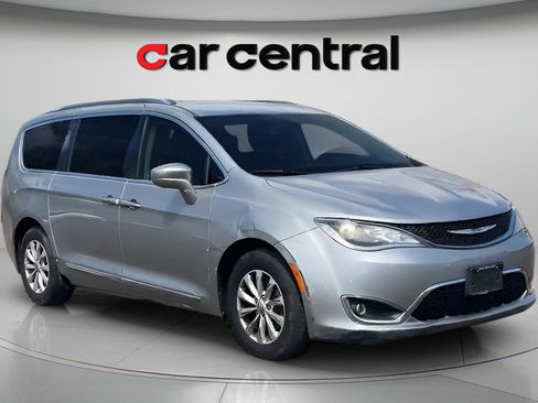 Used 2019 Chrysler Pacifica Touring-L FWD image 7