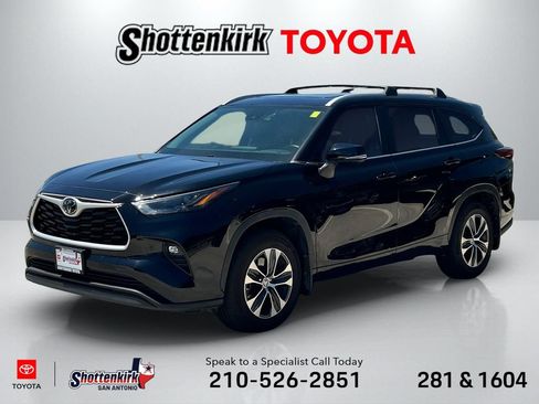 Used 2023 Toyota Highlander XLE FWD image 1
