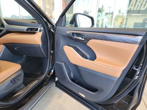Used 2023 Toyota Highlander Platinum image 27